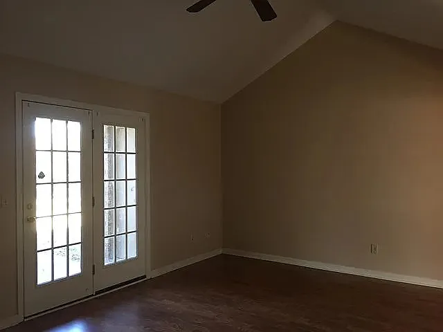 1646 Latham Ct — Photo 5
