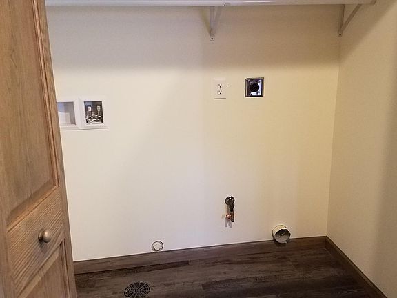 WASHER/DRYER HOOK UPS