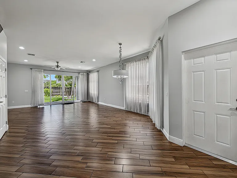 1135 NE 3rd Ave — Photo 6