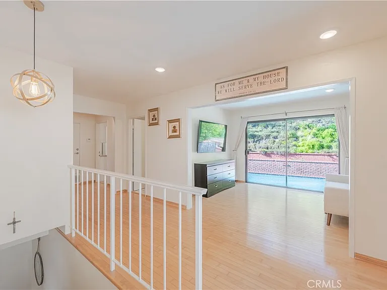 1350 E Tujunga Ave — Photo 35