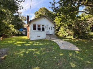 6 Bridle Way, Oakdale, NY 11769