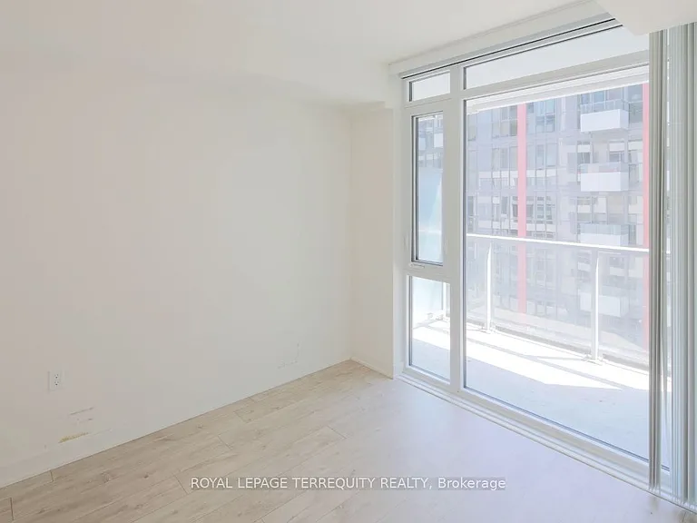 576 Front St W #627 — Photo 2