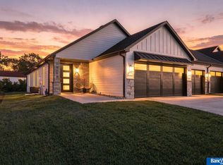 9118 Hillcrest Trl, Lincoln, NE 68520