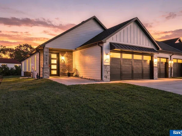 9118 Hillcrest Trl, Lincoln, NE 68520