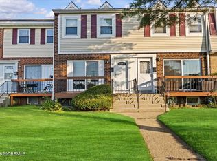 8 Primrose Ln, Brick, NJ 08724