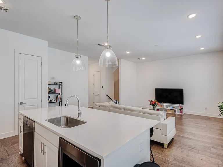 114 E Chester Ct — Photo 6