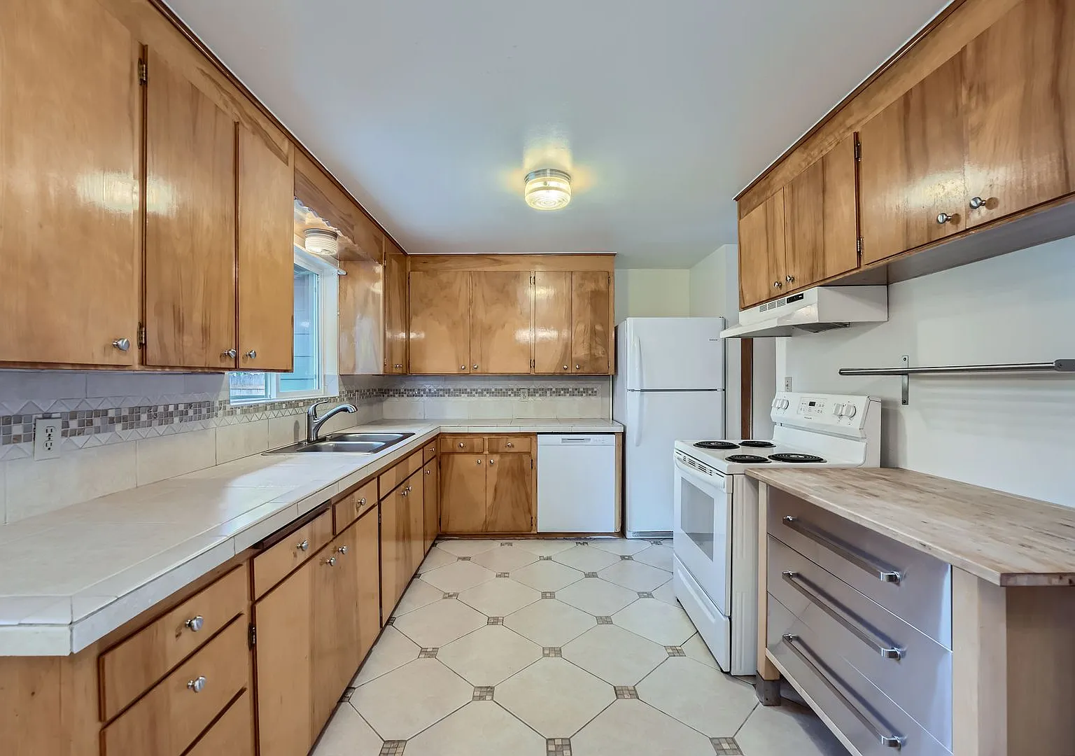 3bed/2bath Home with Fully Fenced Yard & Bonus Loft in Auburn! — Photo 4