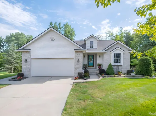 337 Creekwood Cir, Linden, MI 48451