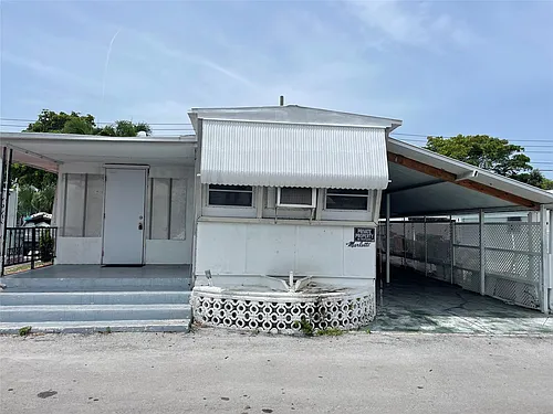 820 SW 1st Pl Photo 1