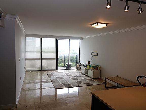 5th image of 600 NE 36th St APT 606