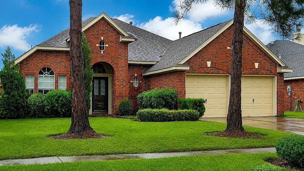 3 bed, 1.0 bath, 2005 sqft, $2,400 — Photo 1