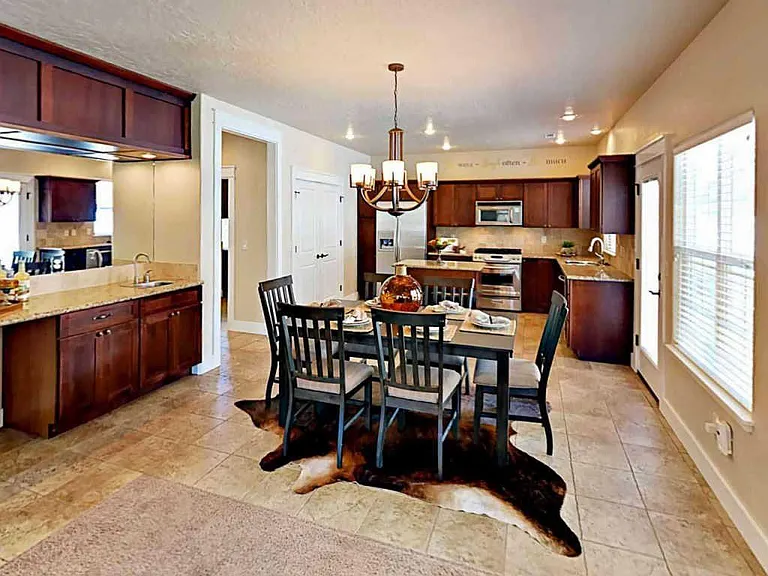 946 E Winding Creek Dr — Photo 7