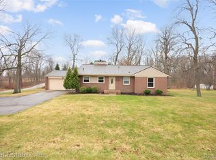 1030 E Silverbell Rd, Lake Orion, MI 48360