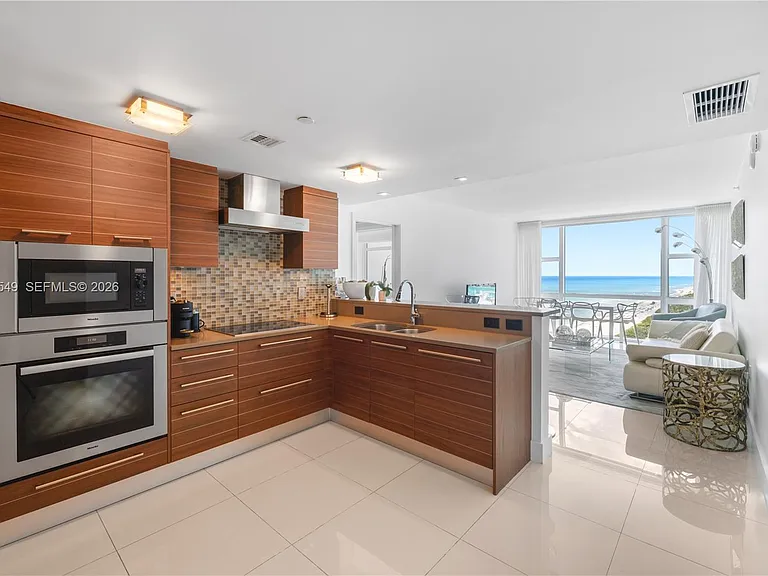 6801 Collins Ave #LPH06-DOORLPH14 — Photo 3