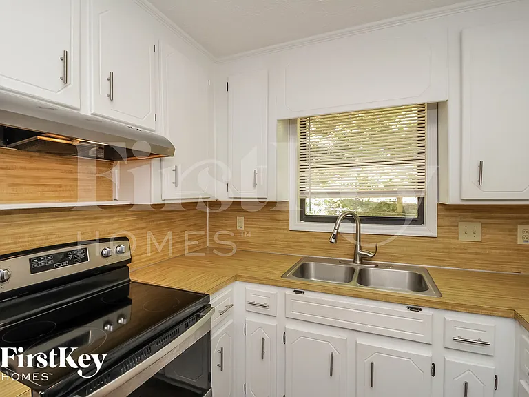 1049 Rolling Green Dr — Photo 7