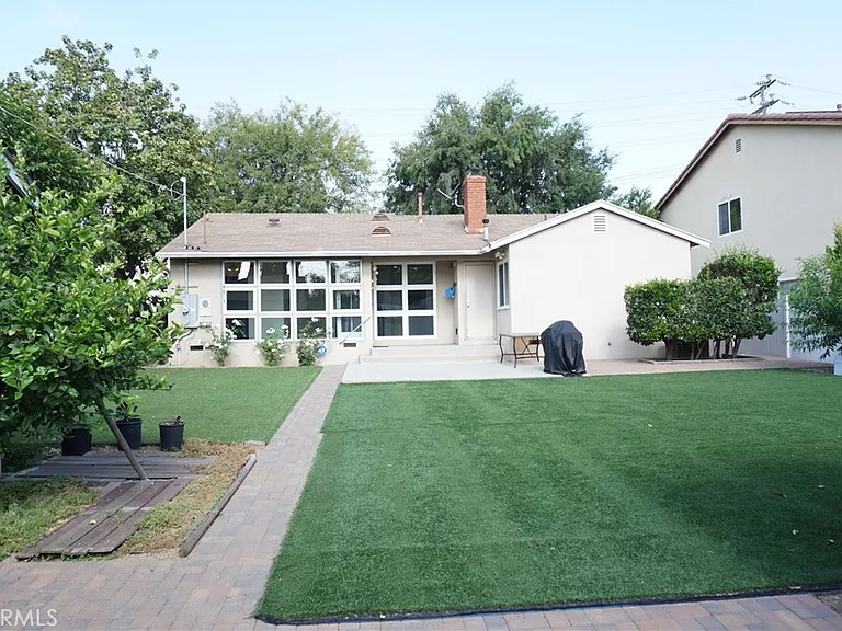 5540 Balboa Blvd — Photo 53