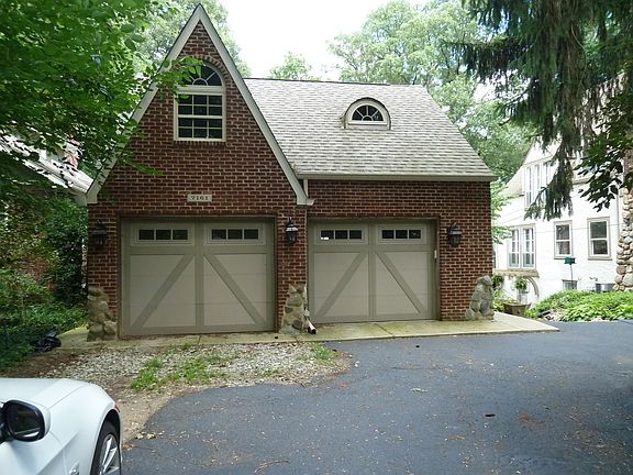 3 car garage(left is 2 cars deep)
