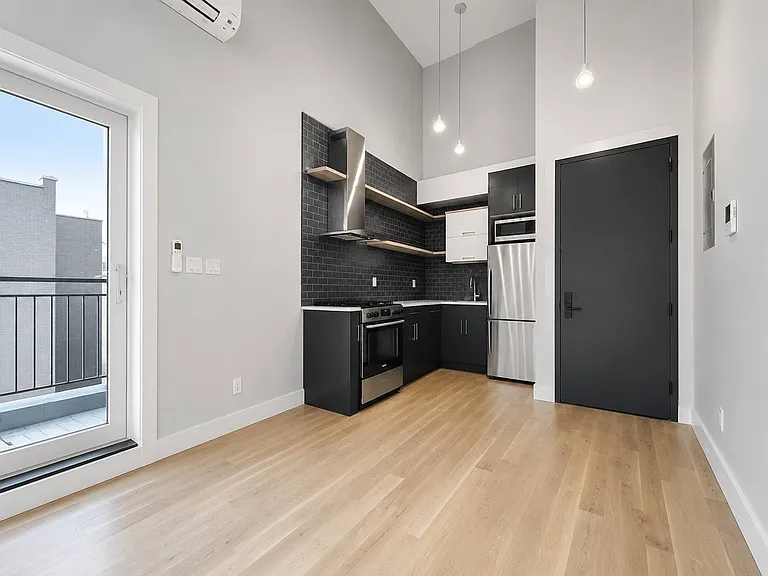 717 Dekalb Ave #5B — Photo 2
