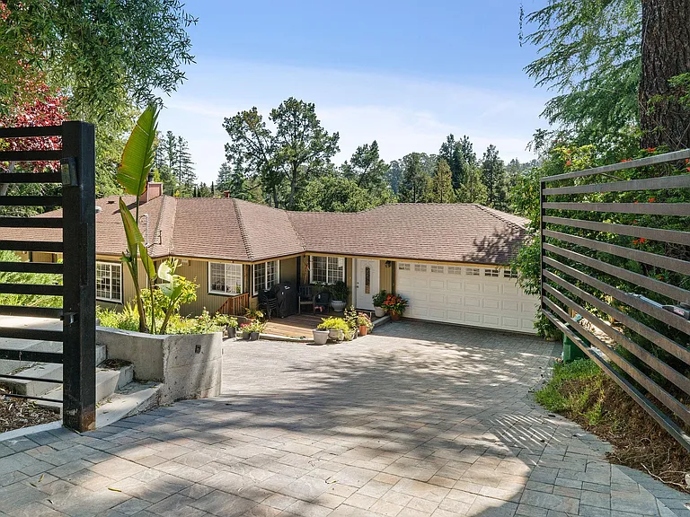11207 Sun Valley Dr — Photo 1