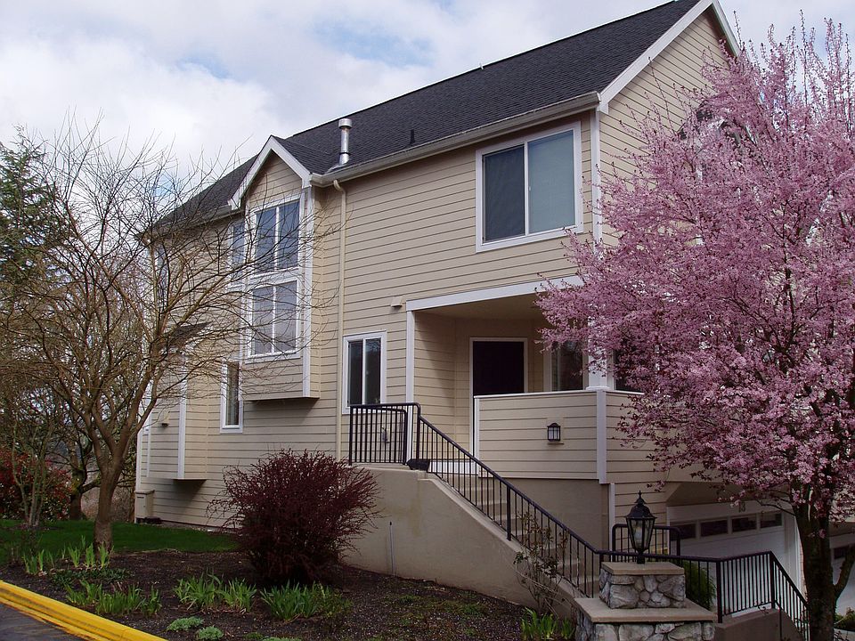 End unit in Manhattan Square.