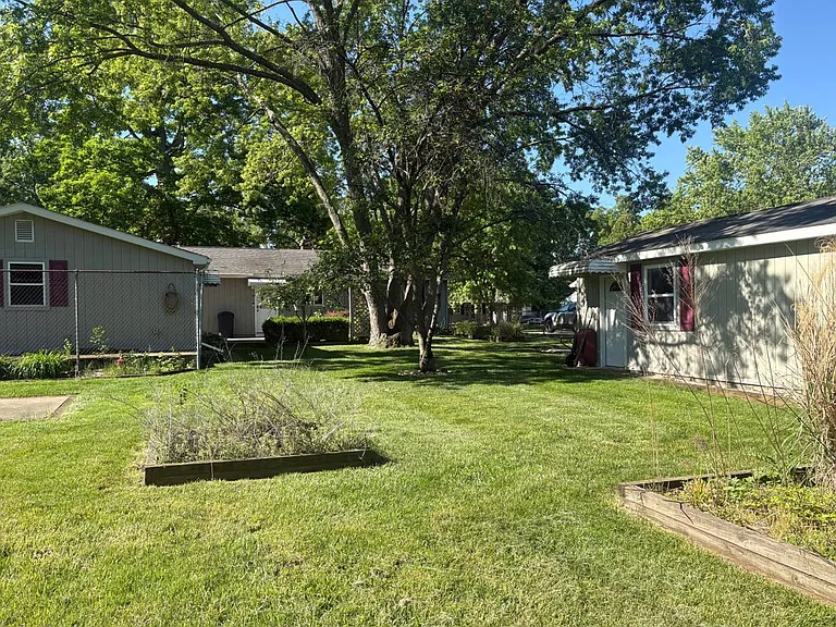 6284 Woodsdale Dr — Photo 2