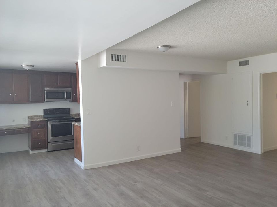 1st image of 623 S Grevillea Ave #3