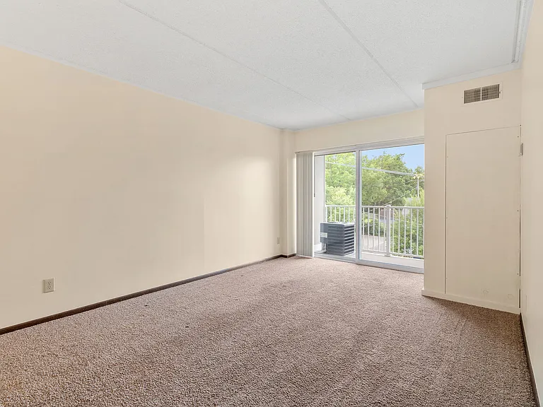River Bluff Apartments — Photo 16