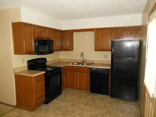 600 NE English Manor Dr #B — Photo 4