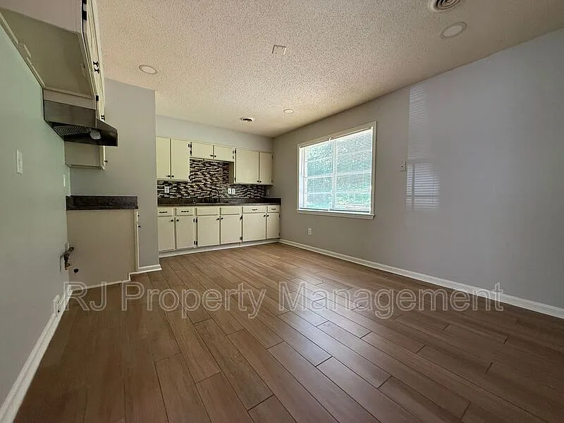 3 bed, 1.0 bath, 996 sqft, $1,125 — Photo 4