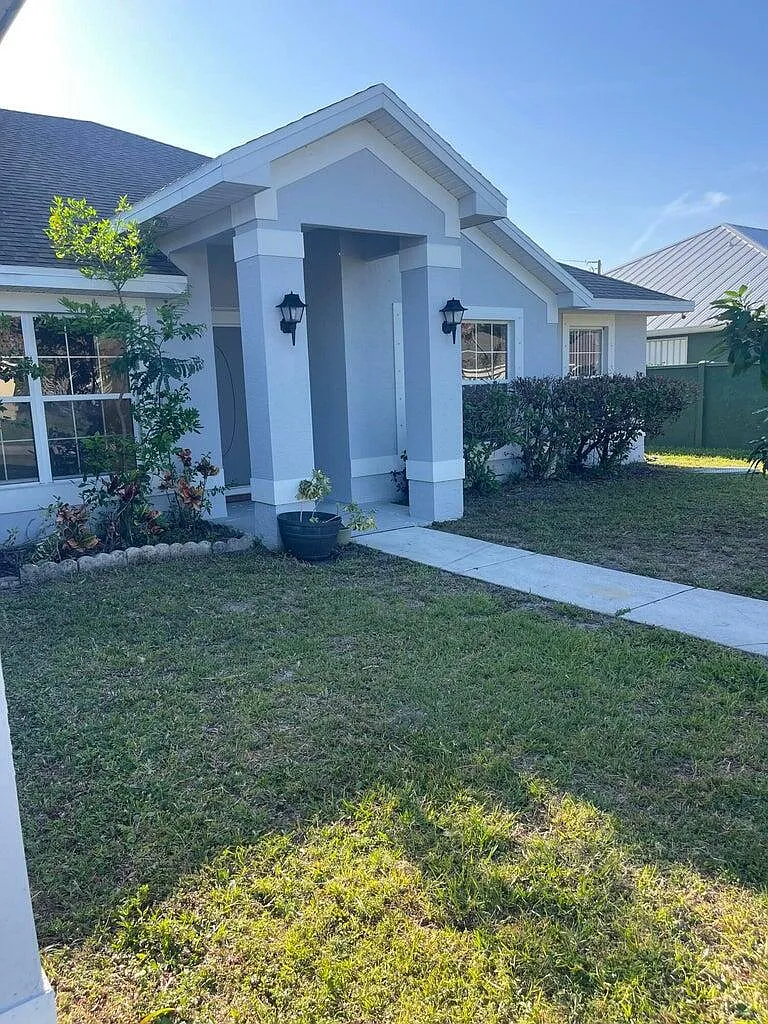 4 bed, 2.0 bath, 2555 sqft, $3,000 — Photo 2