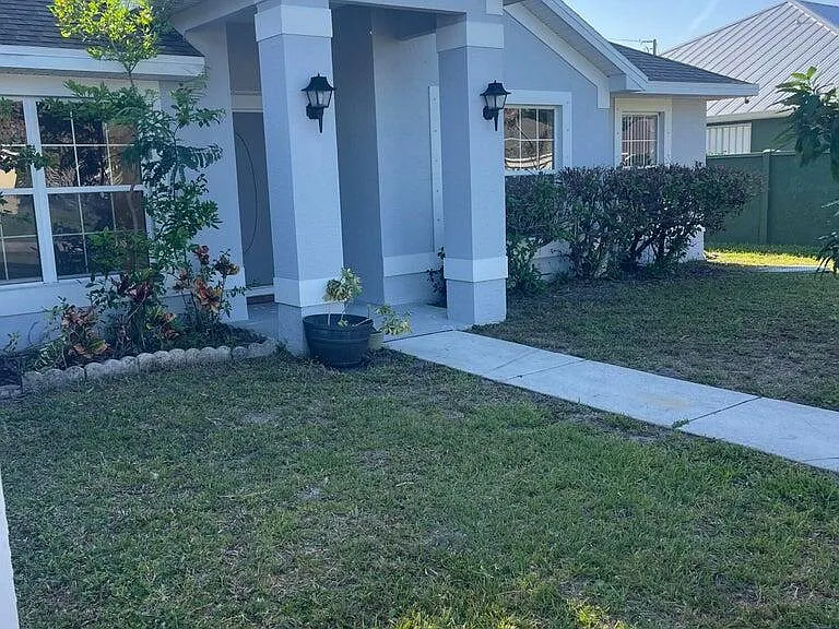 688 SW Heather St — Photo 2