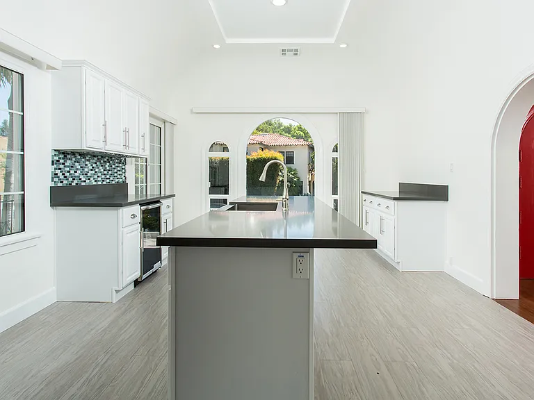 4733 Ambrose Ave — Photo 5