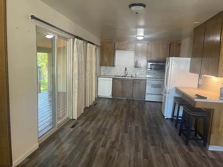 2044 Sunrise Cir — Photo 8