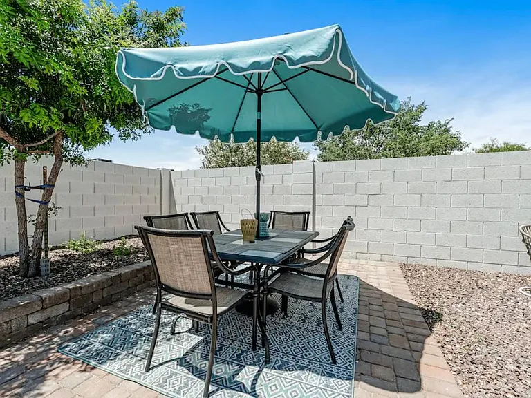 6 person outdoor dining area