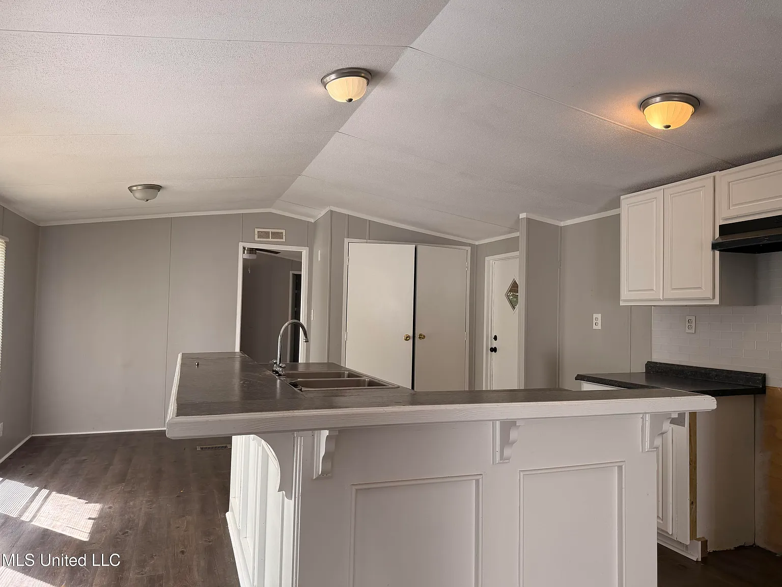 3 bed, 2.0 bath, 1376 sqft, $1,000 — Photo 4