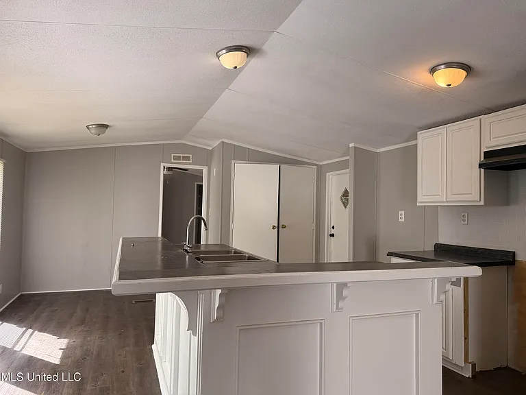 505 Hillview Ct — Photo 4