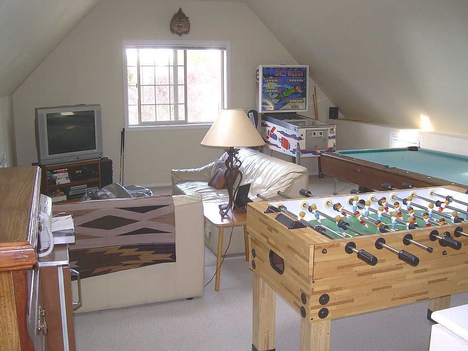 Huge bonus room with separate staircase