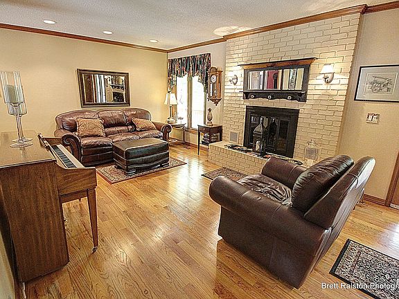 3rd image of 43 Mayfair Dr