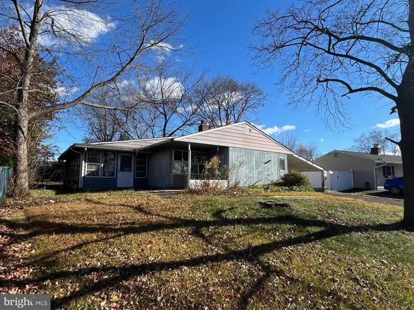 394 Lakeside Dr, Levittown, PA 19054