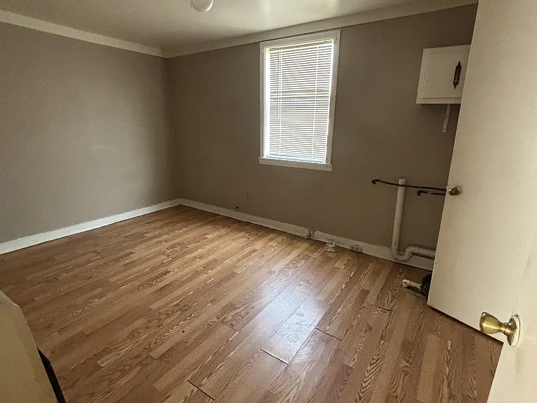 210 W Spring St — Photo 8