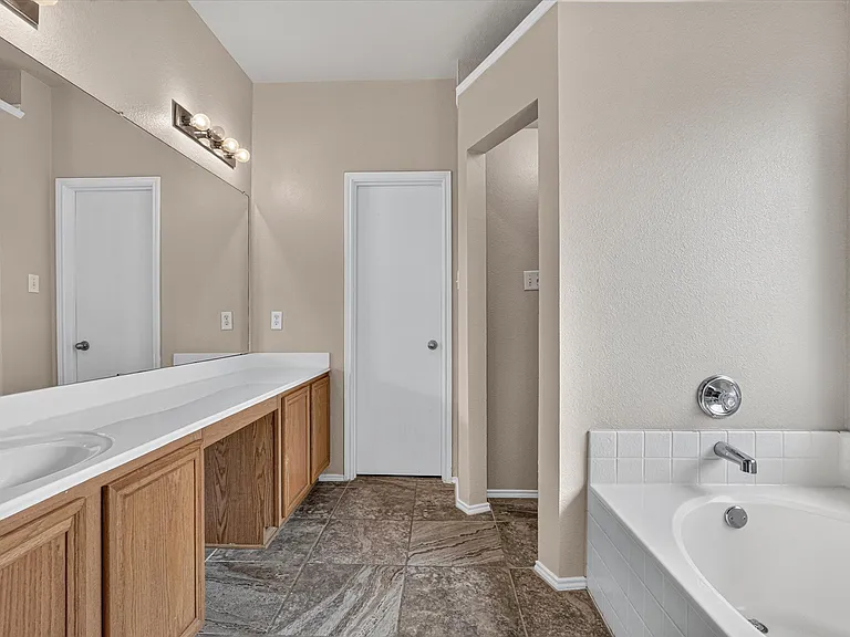 1412 Constantina Dr — Photo 9