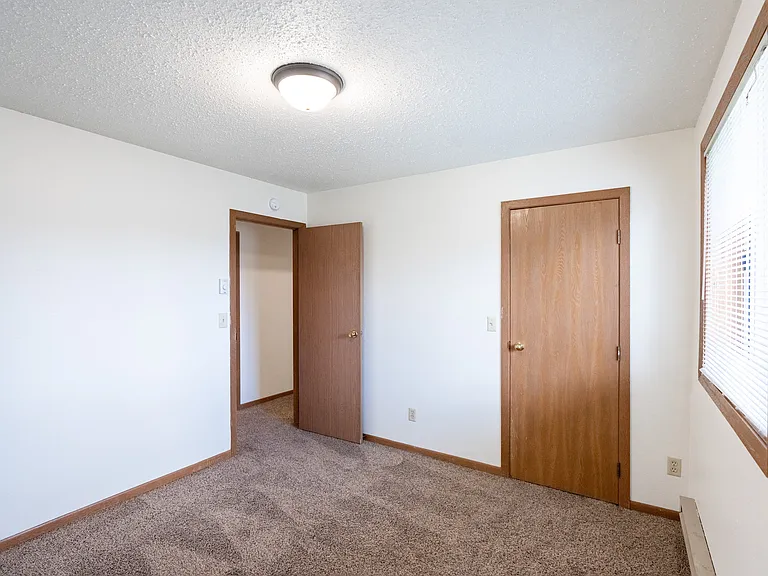 Fargo, ND Cedar Pointe Apartments | Bedroom