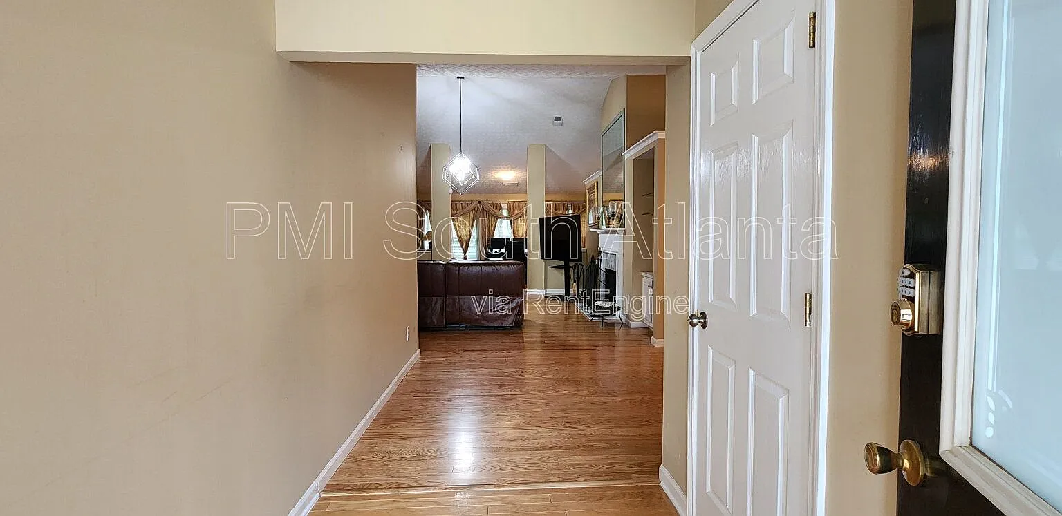 5 bed, 3.0 bath, 2656 sqft, $2,800 — Photo 3