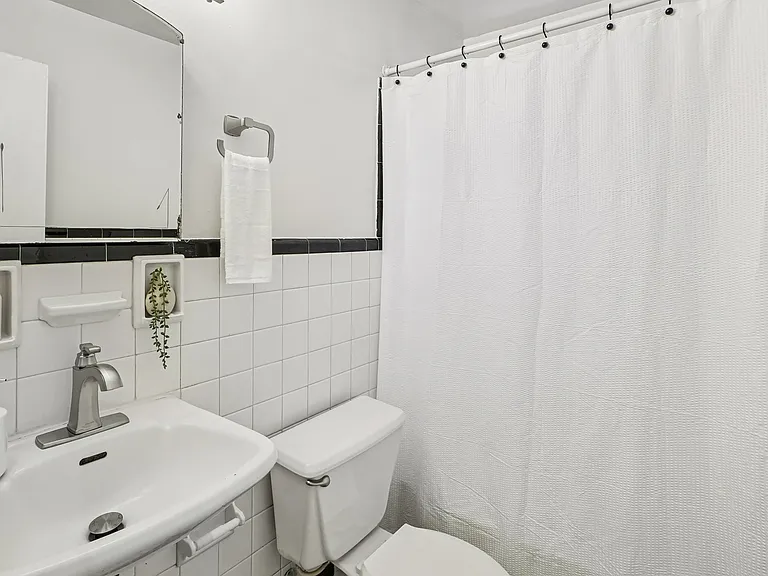 Cameron Court Apartments — Photo 55