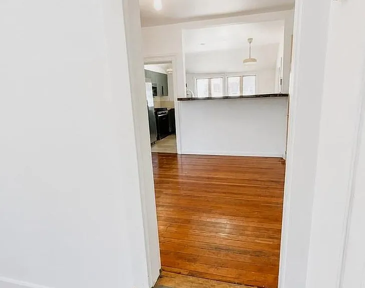 725 Warren St — Photo 9