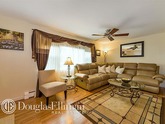 2nd image of 543 Christie St