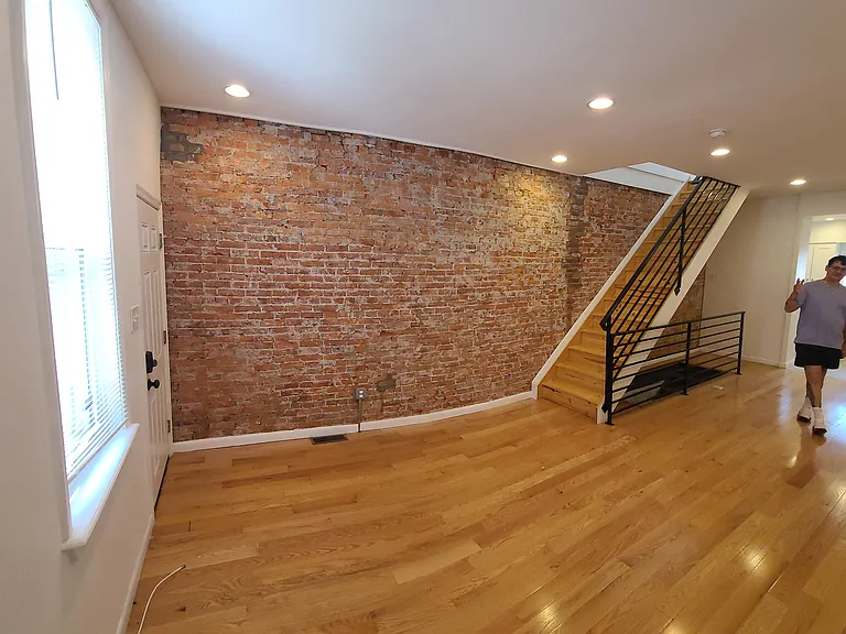 835 Livingston St — Photo 16