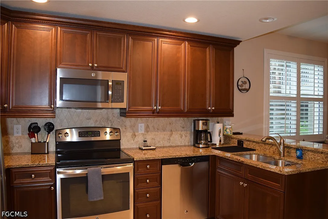 3 bed, 2.0 bath, 1657 sqft, $6,300 — Photo 4