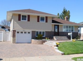 9 Lane Ave, Plainview, NY 11803