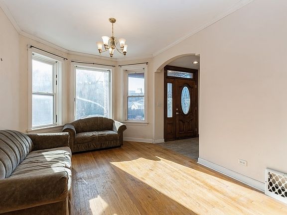 3rd image of 2736 W Wellington Ave
